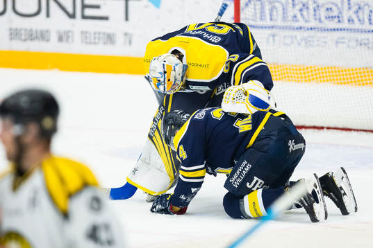 s Jesper Williamsson och målvakt Hugo Alnefelt deppar