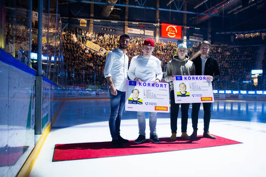 s Zion Nybeck och Emil Andrae tar emot priser