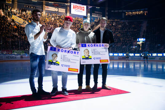 s Zion Nybeck och Emil Andrae tar emot priser