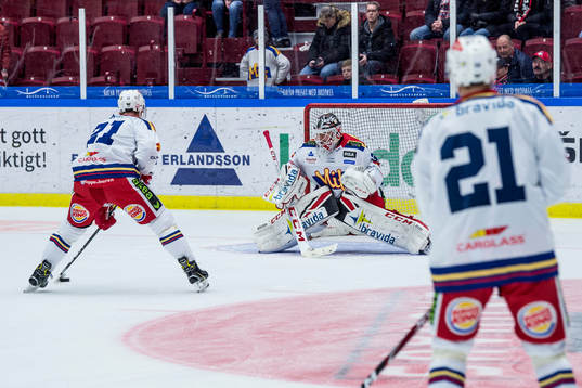 Samtliga spelare i Malmö Redhawks värmer upp med