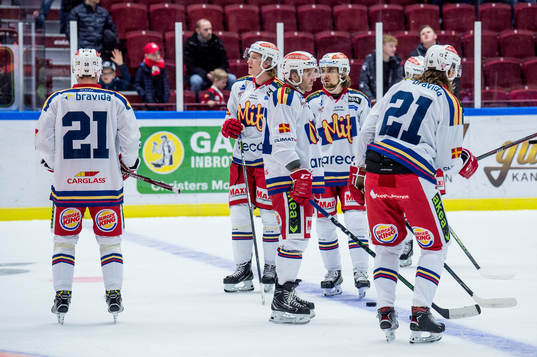 Samtliga spelare i Malmö Redhawks värmer upp med