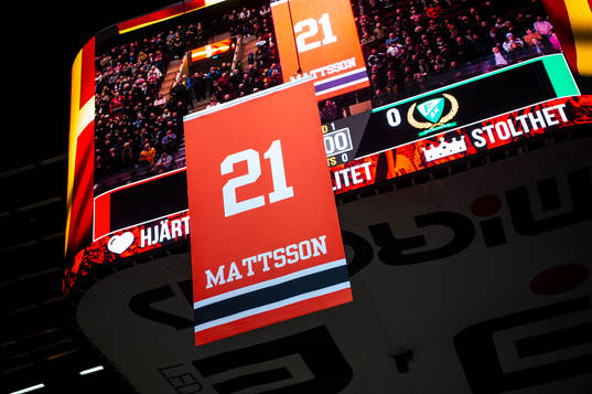 Jesper Mattssons tröja hissas i taket