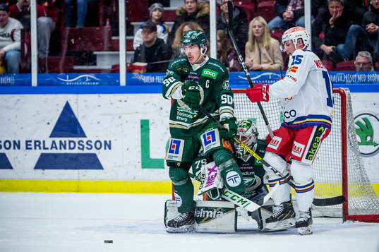 Färjestads Sebastian Erixon och målvakt Arvid Holm mot