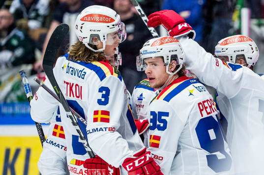 Malmö Redhawks Carl Persson jublar med lagkamraterna