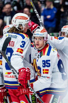 Malmö Redhawks Carl Persson jublar med lagkamraterna