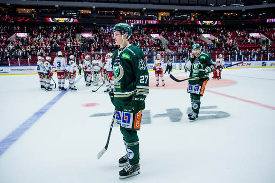 Färjestads Oskar Bäck och Vojtech Mozik deppar