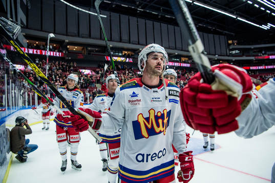 Malmö Redhawks Niklas Arell jublar med lagkamraterna