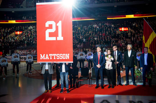 Jesper Mattsson får sin tröja med nummer 21 hissad i