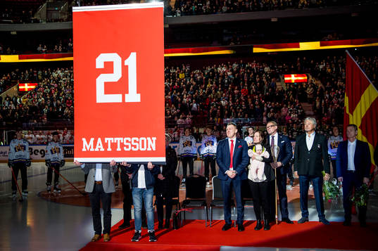 Jesper Mattsson får sin tröja med nummer 21 hissad i