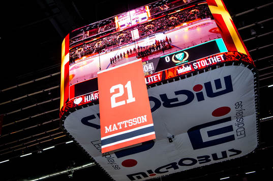 Jesper Mattsson får sin tröja med nummer 21 hissad i