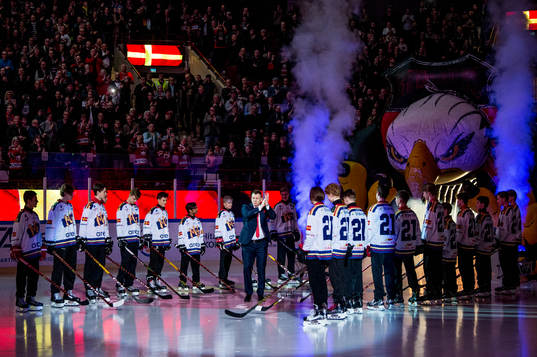 Jesper Mattsson får sin tröja med nummer 21 hissad i