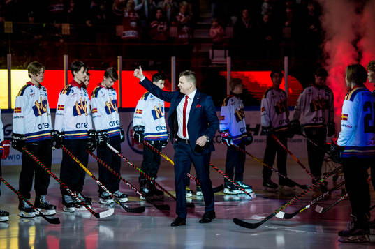Jesper Mattsson får sin tröja med nummer 21 hissad i