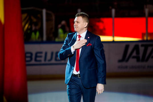 Jesper Mattsson får sin tröja med nummer 21 hissad i