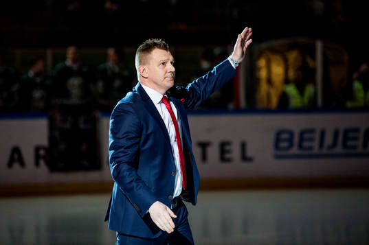 Jesper Mattsson får sin tröja med nummer 21 hissad i