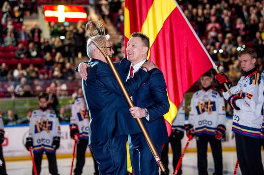 Jesper Mattsson får sin tröja med nummer 21 hissad i