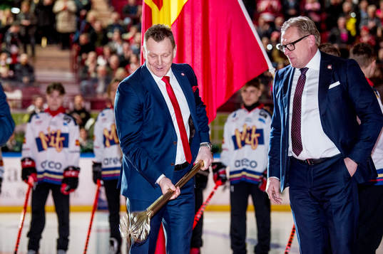Patrik Sylvegård bredvid Jesper Mattsson när han får sin