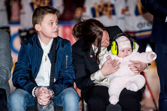 Anna Mattsson, med barnen Elliot och Bianca tittar på när