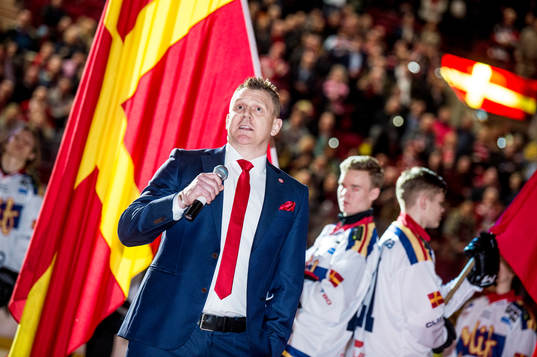 Jesper Mattsson får sin tröja med nummer 21 hissad i