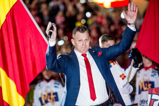 Jesper Mattsson får sin tröja med nummer 21 hissad i