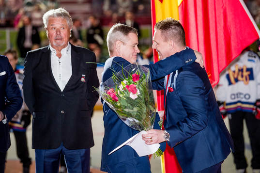 Håkan Loob gratulerar Jesper Mattsson får sin tröja med