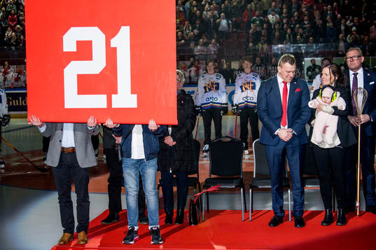 Jesper Mattsson får sin tröja med nummer 21 hissad i
