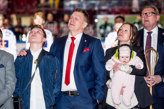 Anna Mattsson, med barnen Elliot och Bianca tittar på när