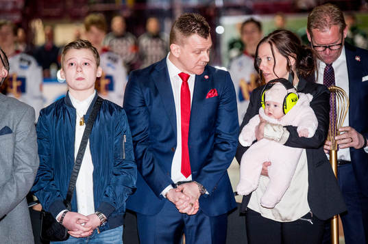 Anna Mattsson, med barnen Elliot och Bianca tittar på när