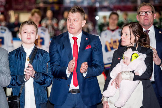 Anna Mattsson, med barnen Elliot och Bianca tittar på när