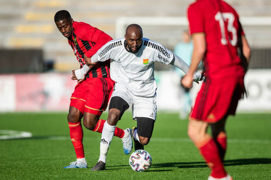 GAIS Boris Lumbana och Östersunds Isak Ssewankambo