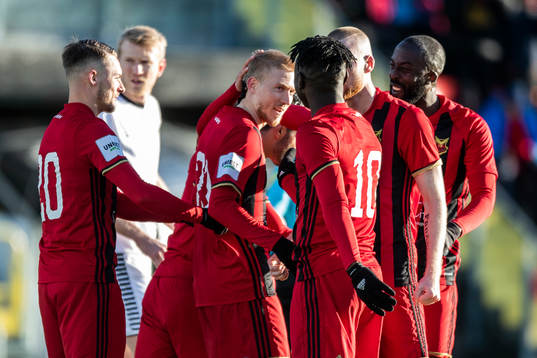 Östersunds Simon Kroon jublar med lagkamrater