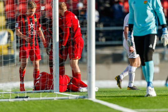 Östersunds Jordan Attah Kadiri  gör 3-0 och får ont