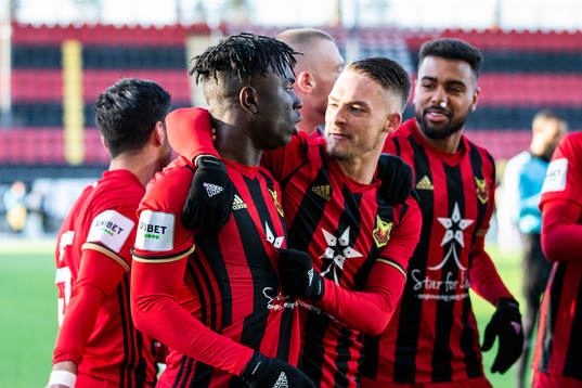 Östersunds Jordan Attah Kadiri  och Felix Hörberg jublar
