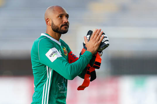 Östersunds målvakt Aly Keita jublar
