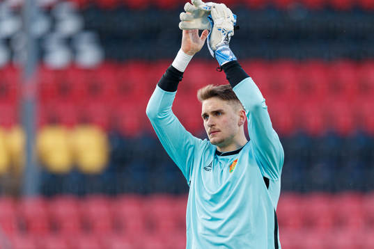 GAIS målvakt Oscar Ekman tackar publiken fotbollsmatchen i