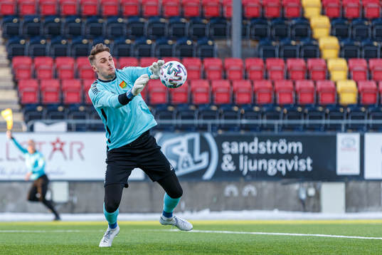 GAIS målvakt Oscar Ekman med en räddning