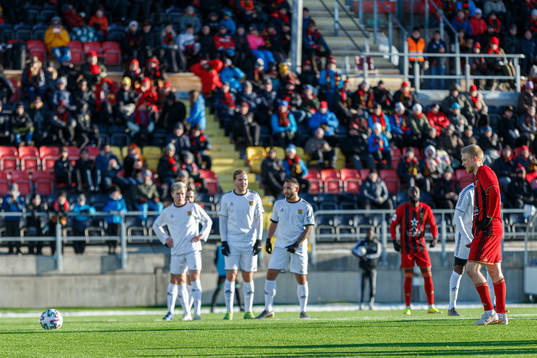 Östersunds Simon Kroon lägger en straff