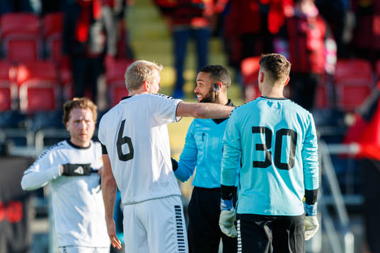GAIS Carl Elfgren Nyström i samtal med huvuddomare Farouk