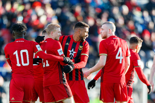 Östersunds Simon Kroon jublar med lagkamrater