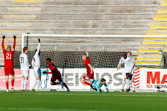 Jordan Attah Kadiri  och Thomas Isherwood jublar