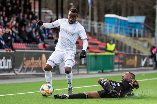 IFK Göteborgs Nzuzi Toko och Sollentunas Dida Rashidi