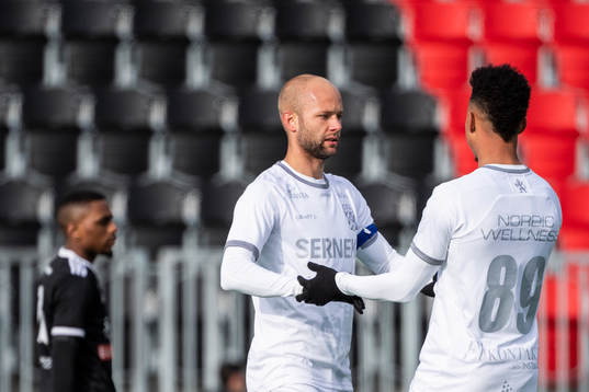 IFK Göteborgs Robin Söder jublar med Tobias Sana