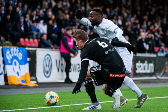 IFK Göteborgs Nzuzi Toko och Sollentunas Fabian Ahlstrand