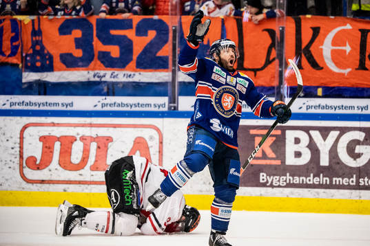 Växjös Jacob Micflikier jublar