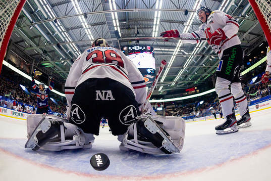 Pucken i mål bakom Örebros målvakt Dominik Furch  när