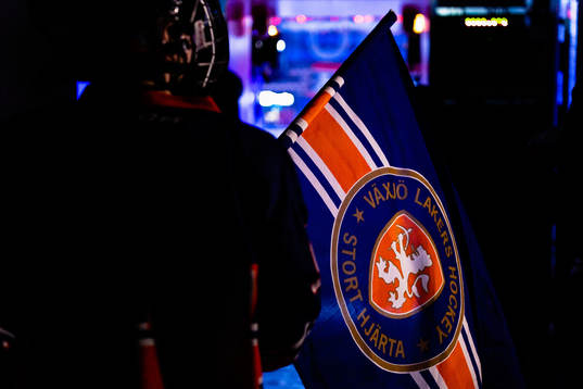 Flagga före ishockeymatchen i SHL mellan Växjö och