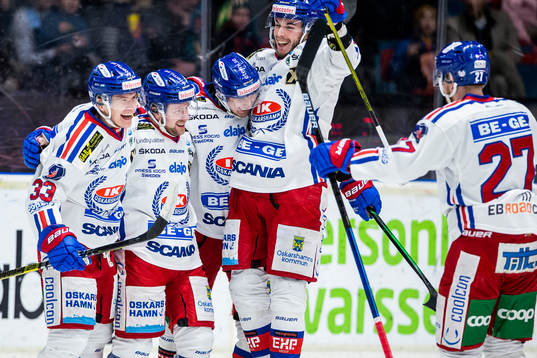 Oskarshamns Oskar Nilsson jublar med lagkamrater
