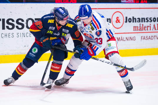 Oskarshamns Filiph Engsund med en holding the stick i kamp