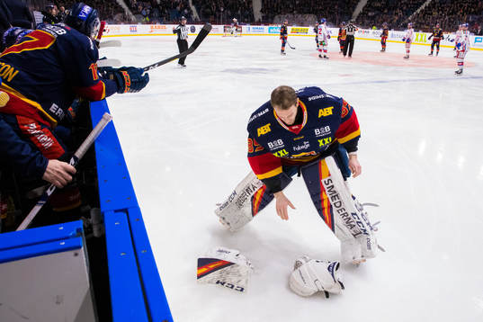 Djurgårdens målvakt Niklas Svedberg gör sig redo för
