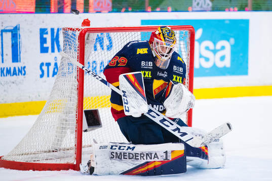 Djurgårdens målvakt Niklas Svedberg med en räddning