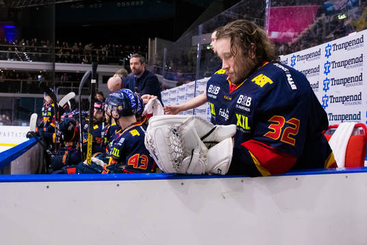 Djurgårdens målvakt Karri Rämö  deppar i båset